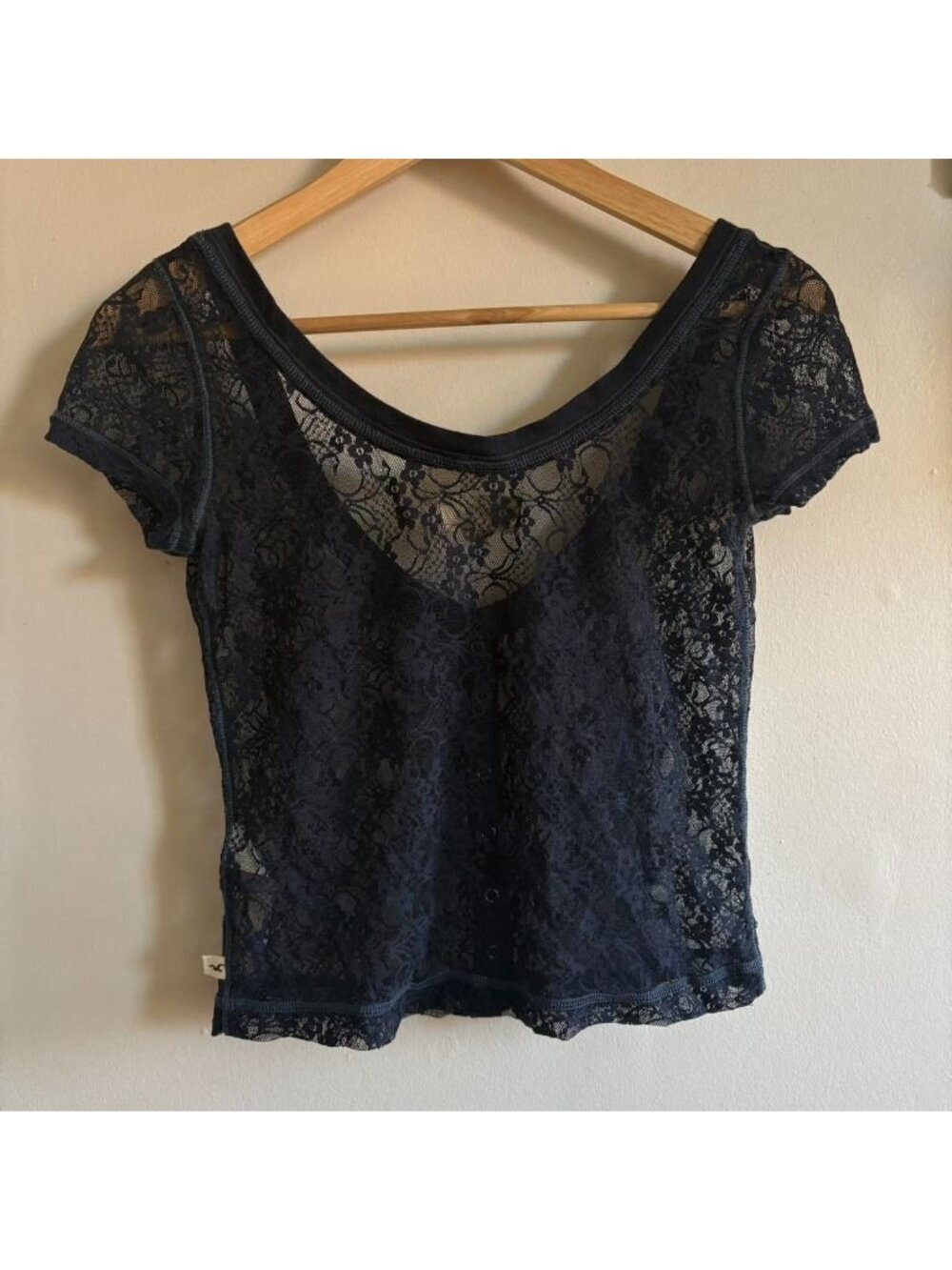 Y2K lace off-the shoulder baby tee — Hollister & Co. - Picture 3 of 5